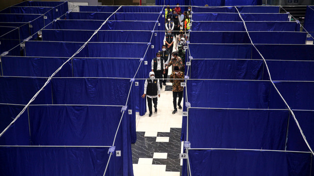 Gubernur Jawa Timur Khofifah Indar Parawansa (kanan) Bupati Sidoarjo Ahmad Muhdlor Ali (kanan) meninjau tempat isolasi di Gedung Mal Pelayanan Publik Sidoarjo, Jawa Timur, Minggu (6/2/2022). Foto: Umarul Faruq/Antara Foto