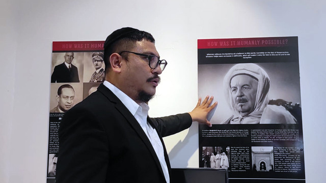 Rabi Yaakov Baruch (Toar Palilingan Junior), menjelaskan tentang foto-foto yang dipajang di Museum Holocaust. (foto: febry kodongan/manadobacirita)