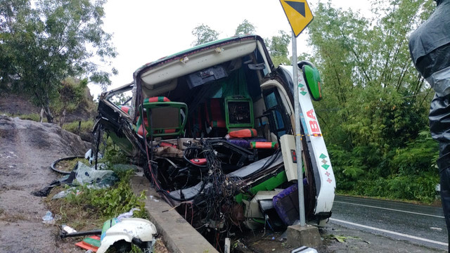 Bus pariwisata asal Solo mengalami kecelakaan tunggal di Jalan Mangunan, Imogiri, kabupaten Bantul. Foto: Arfiansyah Panji Purnandaru/kumparan