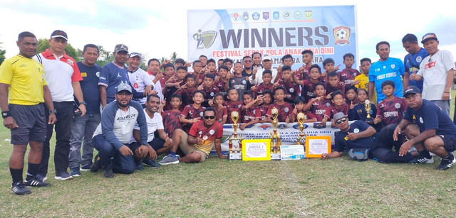 Pose bersama Panitia Askab PSSI Halmahera Utara Cup I tahun 2022 bersama Tim SSB Samudra Putra Ternate. Foto: Istimewa