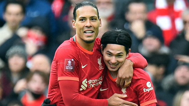 Pemain Liverpool Takumi Minamino merayakan gol keduanya dengan Virgil van Dijk saat pertandingan Piala FA melawan Cardiff City di Anfield, Liverpool, Inggris. Foto: Peter Powell/Reuters