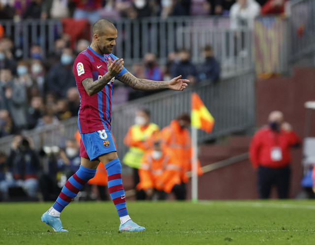 Dani Alves pada laga Barcelona vs Atletico Madrid. Foto: Albert Gea/REUTERS