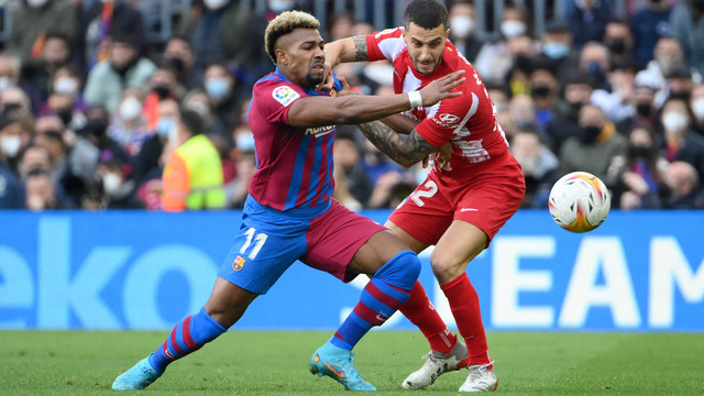 Adama Traore pada laga Barcelona vs Atletico Madrid. Foto: LLUIS GENE / AFP