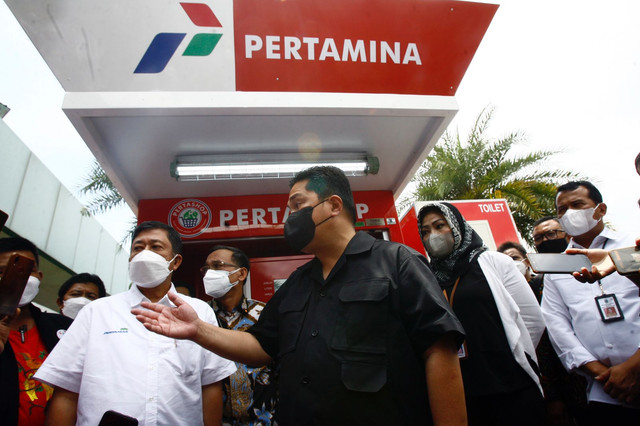 Menteri BUMN Erick Thohir meninjau salah satu Pertashop, layanan penjualan ritel BBM Pertamina yang dikelola bersama mitra usaha. Foto: Dok. Pertamina