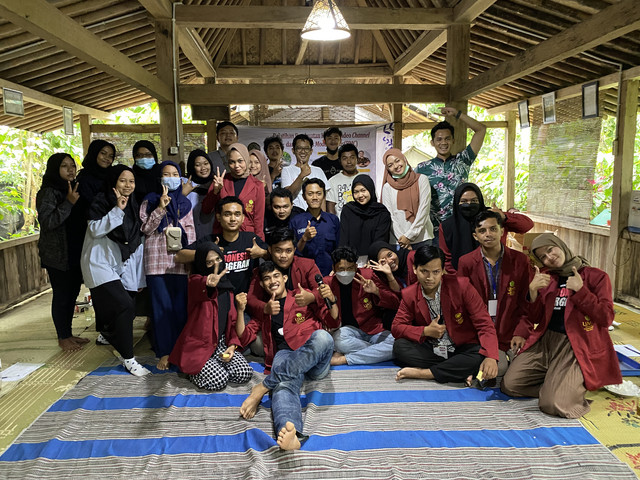 Foto bersama dengan Karang Taruna dan KKN UMY. Sumber: dokumen pribadi