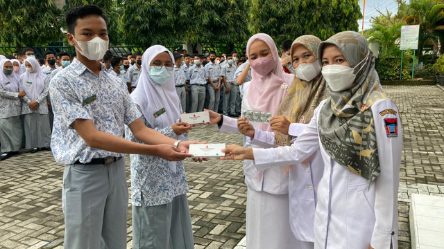 Pembagian tablet penambah darah kepada siswa SMK SMTI Padang