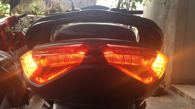 Ilustrasi fitur lampu hazard pada sepeda motor. Foto: Sena Pratama/kumparan