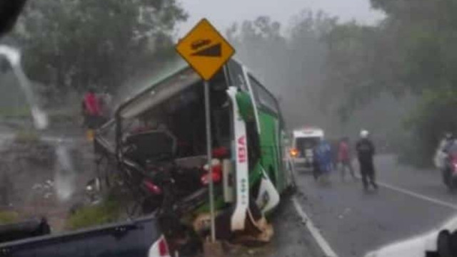 Bus tabrak tebing di Bantul. Foto: istimewa.
