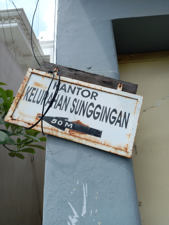 Penunjuk arah lokasi kantor kelurahan Sunggingan (sumber: pribadi)