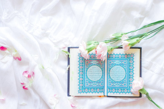 Ilustrasi Surat Al Mulk lengkap, sumber gambar: https://www.unsplash.com/