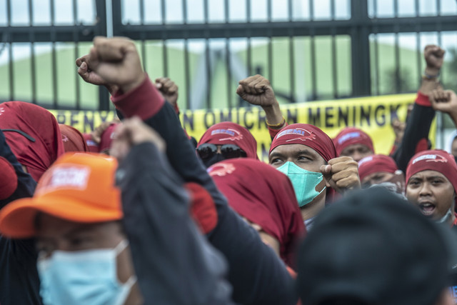 Buruh yang tergabung dalam Konfederasi Serikat Pekerja Indonesia (KSPI) mengikuti aksi unjuk rasa di depan gedung DPR, Jakarta, Senin (7/2/2022). Foto: ANTARA FOTO/Muhammad Adimaja