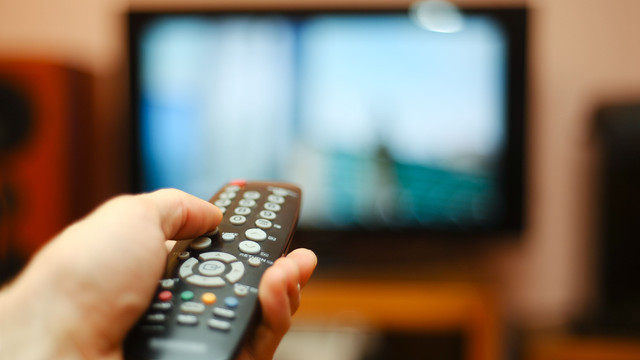 Ilustrasi menonton TV. Foto: Tomas Urbelionis/Shutterstock