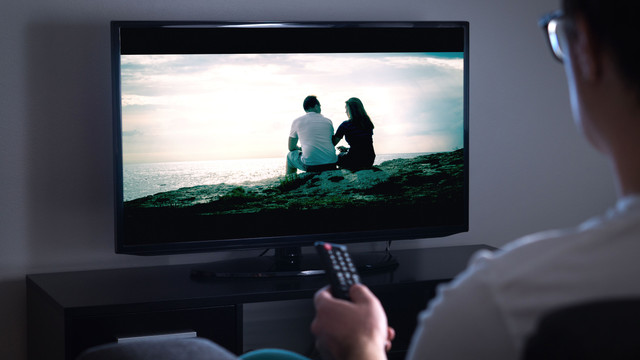 Ilustrasi menonton TV. Foto: Tero Vesalainen/Shutterstock