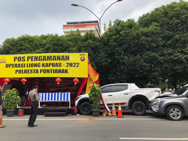 Tabrakan beruntun di Jalan Diponegoro Pontianak. Foto: Leo Prima/Hi!Pontianak