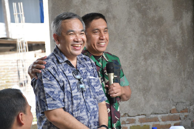 Pangdam XIV/Hasanuddin Mayjen TNI Andi Muhammad saat memperkenalkan Pakar Komunikasi dan Motivator Nasional Dr Aqua Dwipayana di Masjid Nurul Hayati, di Gowa yang sedang dibangun. Foto: dok