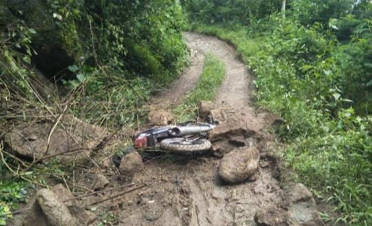 Keterangan foto:Kendaraan korban yang tertimpa material longsor, Senin (6/2) pagi. Foto: istimewa.