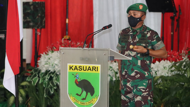 Pangdam XVIII Kasuari, Mayjen TNI Gabriel Lema memimpin acara tradisi dan laporan korps Kasdam XVIII/Kasuari di Aula Kodam Kasuari, Manokwari, Papua Barat, Senin (7/2/2022). Foto: Kodam Kasuari
