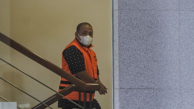 Tersangka Bupati Langkat nonaktif Terbit Rencana Perangin angin berjalan menuju ruangan di gedung KPK, Jakarta, Senin (7/2/2022). Foto: Asprilla Dwi Adha/Antara Foto