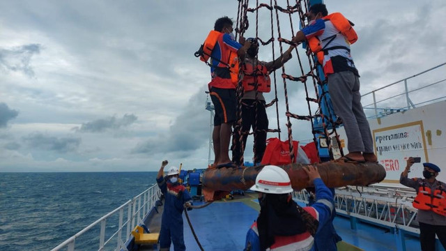 Kapal MT Galunggung milik Pertamina International Shipping (PIS) menyelamatkan nelayan di Tuban yang kapalnya terbalik dan tenggelam diterjang ombak. Foto: PIS