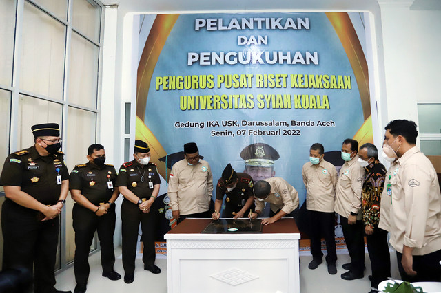 Pengukuhan pengurus Pusat Riset Kejaksaan Universitas Syiah Kuala. 