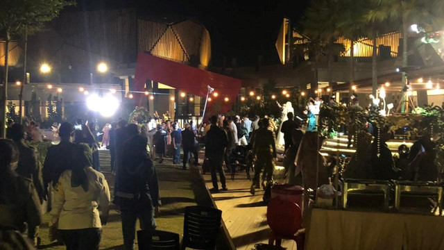Satpol PP Batam saat melakukan razia protokol kesehatan di salah satu kafe di Batam. Foto: Istimewa
