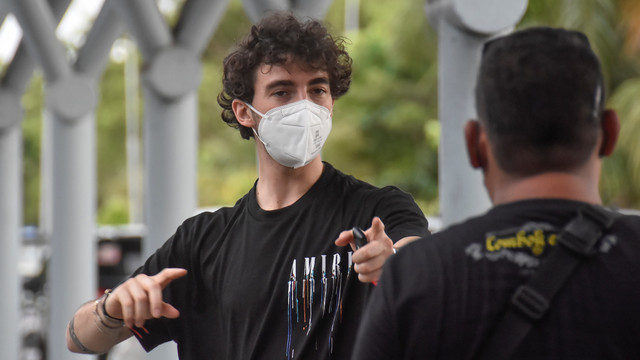 Pebalap Ducati Lenovo Fransesco Pecco Bagnaia tiba di Bandara Internasional Lombok (BIL) di Praya, Lombok Tengah, NTB, Senin (7/2/2022). Foto: Ahmad Subaidi/ANTARA FOTO