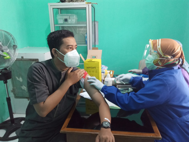 Dosen Spesialis Medikal Bedah "Prima Trisna Aji" ketika dilakukan Vaksinasi Covid-19 kedua. Photo by : @PrimaTrisnaAji on Instagram