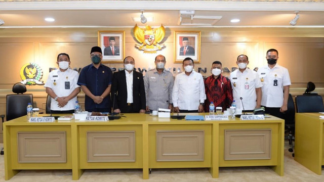 Wamenhan M Herindra (tengah) foto bersama usai ikuti Rapat Kerja dengan Komite I Dewan Perwakilan Daerah Republik Indonesia (DPD RI). Foto: Dok. Biro Humas Setjen Kemhan