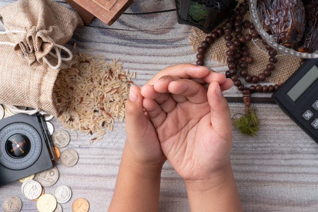 Ilustrasi sedekah wajib dan sunnnah. Foto: Shutterstock.