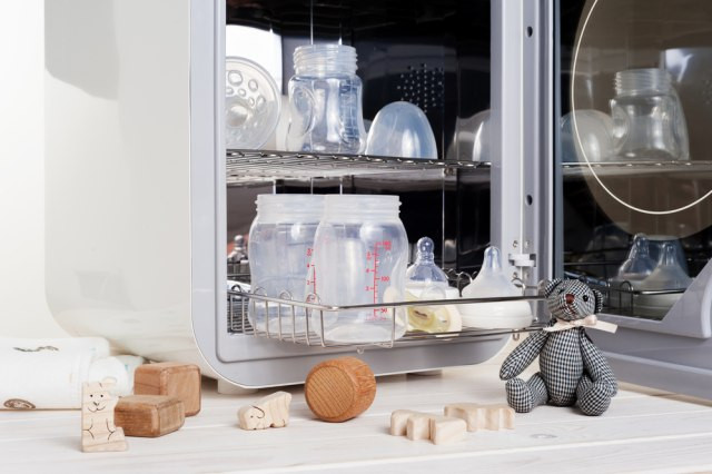 Ilustrasi cara menyimpan botol susu bayi. Foto: Shutterstock