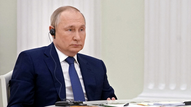 Presiden Rusia Vladimir Putin menghadiri pertemuan dengan Presiden Prancis Emmanuel Macron di Moskow, Rusia, Senin (7/2/2022). Foto: Sputnik/Kremlin via REUTERS