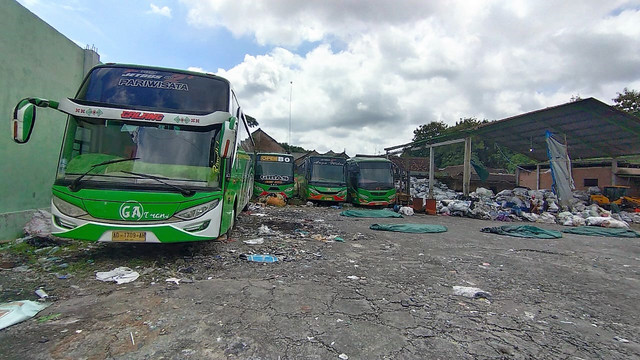 Bus milik PO Gandos Abadi diparkir di garasi perusahaan tersebut, Selasa (08/02/2022). FOTO: Tara Wahyu