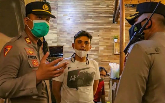 Personel polisi menyosialisasikan Imendagri no 7 tahun 2022 tentang pembatasan kegiatan masyarakat kepada pengelola warung kopi. Foto: Dok Polresta Pontianak