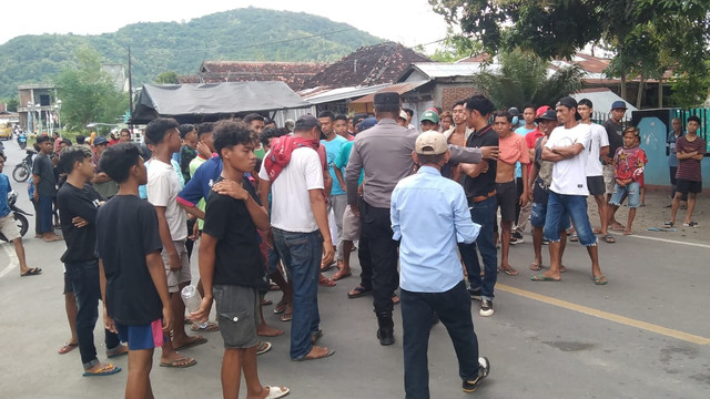 Kekecewaan warga soal mempelai pria di Kelurahan Monta Baru, Kecamatan Woja, Kabupaten Dompu yang meninggalkan mempelai wanita saat akad pernikahan. Foto: Dok. Istimewa