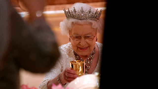 Ratu Inggris Elizabeth II mengangkat gelasnya saat acara makan malam Ratu selama Pertemuan Kepala Pemerintahan Persemakmuran (CHOGM), di Istana Buckingham di London pada 19 April 2018. Foto: Toby Melville / POOL / AFP