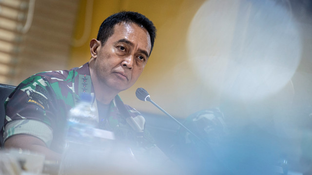 Panglima TNI Jenderal TNI Andika Perkasa mengikuti Rapat Kerja dengan DPD di gedung DPD, Jakarta, Selasa (8/2/2022). Foto: Muhammad Adimaja/ANTARA FOTO