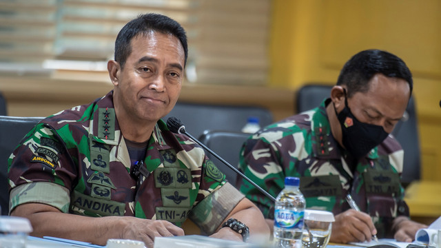 Panglima TNI Jenderal TNI Andika Perkasa mengikuti Rapat Kerja dengan DPD di gedung DPD, Jakarta, Selasa (8/2/2022). Foto: Muhammad Adimaja/ANTARA FOTO