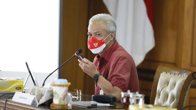 Gubernur Jateng Ganjar Pranowo menelepon Menteri Kelautan dan Perikanan, Sakti Wahyu Trenggono, usai mendapat keluhan nelayan Tegal terkait masalah perizinan. Foto: Dok. Istimewa