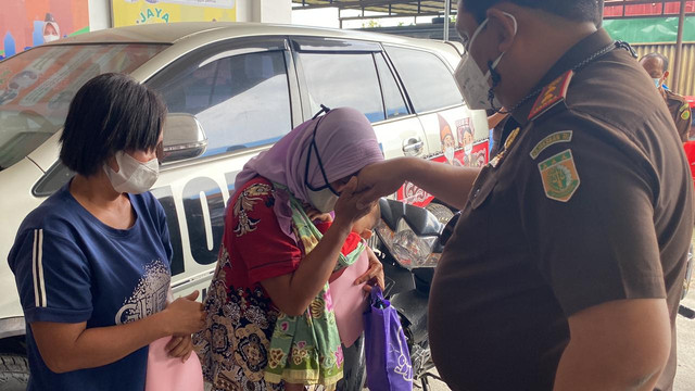 Ibu yang mencuri sawit demi beli susu anaknya di Sumut dibebaskan kejaksaan karena restorative justice. Foto: Dok. Kejatisu Sumut