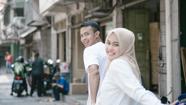 Ilustrasi pasangan foto prewedding di China Town Glodok. Foto: GanendraTheja/Shutterstock