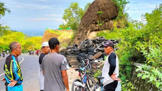 Ban mobil bekas yang dipasang komunitas trail di Bantul usai terjadi kecelakaan maut bus tabrak tebing. Foto: istimewa.