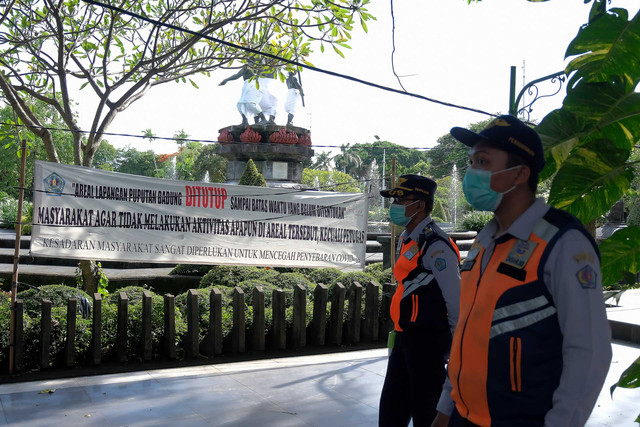 Anggota Dishub Kota Denpasar berjaga pada area taman bermain anak-anak di Lapangan Puputan Badung, Denpasar, Bali, Sabtu (5/2/2022). Foto: Nyoman Hendra Wibowo/ANTARA FOTO