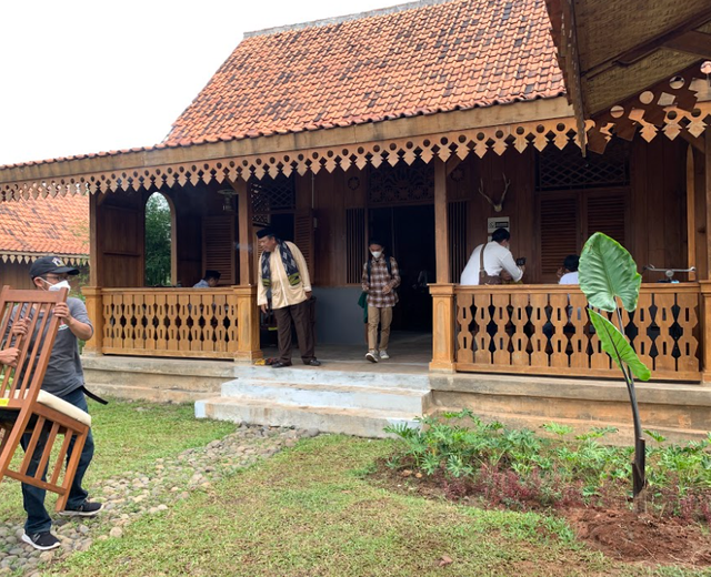 Gambar 1 Prosesi pindah rumah yang diadakan di Setu Babakan, Foto: UHAMKA