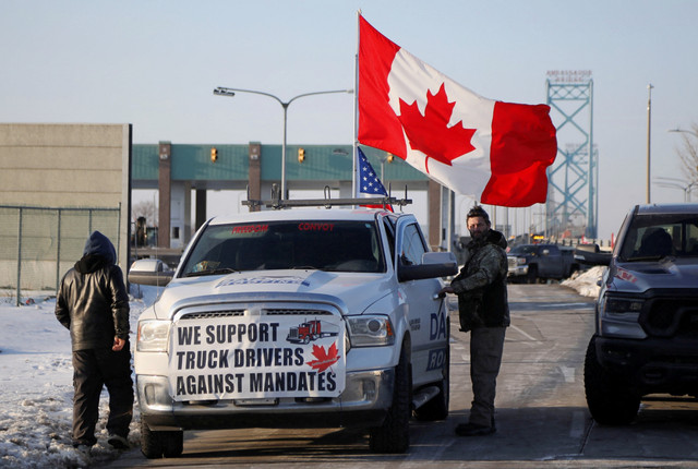 Kendaraan memblokir rute yang mengarah dari Jembatan Ambassador, saat pengemudi truk memprotes mandat vaksin COVID-19, di Windsor, Ontario, Kanada, Selasa (8/2/2022). Foto: Carlos Osorio/REUTERS