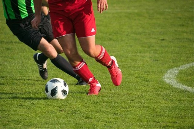 Variasi Menggiring Bola dalam Permainan Sepak Bola (Sumber: Pixabay)