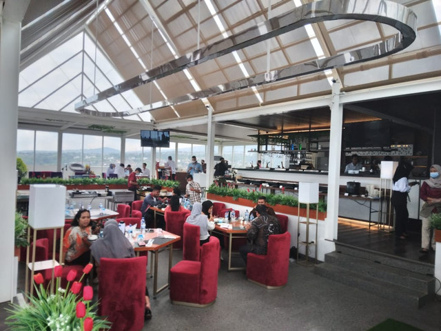 Suasana indoor The Sky Rooftop Rayz UMM Hotel Malang. Foto : Feni Yusnia