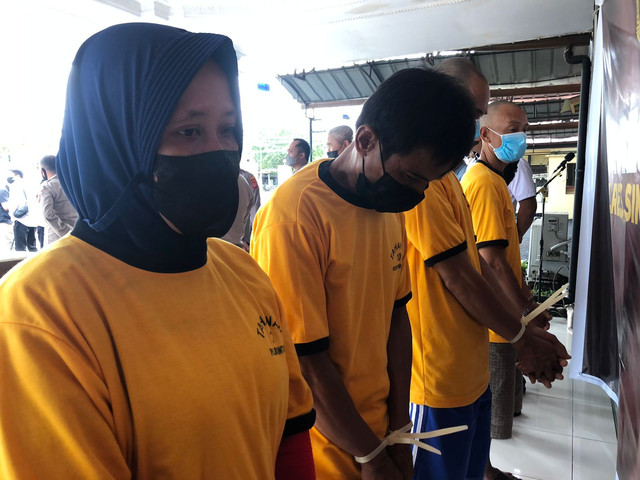 Pasangan suami istri tersangka pencurian 53 unit motor saat press release di Mapolres Sintang.(Foto: Yusrizal/Hi! Pontianak)