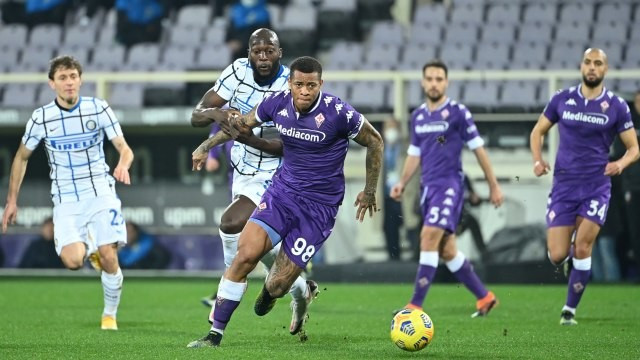 Pemain Inter Milan Romelu Lukaku berebut bola dengan pemain Fiorentina pada pertandingan lanjutan Serie A Italia di Stadio Artemio Franchi, Florence, Italia. Foto: Alberto PIZZOLI / AFP