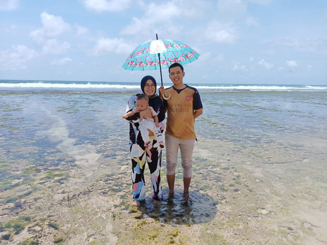 Dosen Spesialis Medikal Bedah "Prima Trisna Aji" ketika berfoto bersama keluarga di Pantai SUndak Timur Gunung Kidul Yogyakarta. photo by : @PrimaTrisnaAji on Instagram