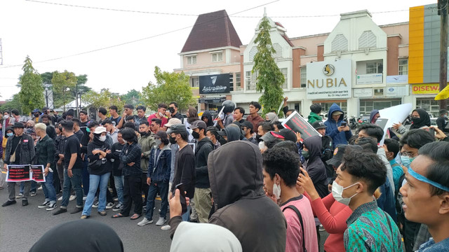 Massa di Yogyakarta gelar aksi solidaritas kepada warga Wadas, Kecamatan Bener, Kabupaten Purworejo. Mereka berorasi di depan Polda DIY, Rabu (9/2/2022). Foto: Arfiansyah Panji Purnandaru/kumparan
